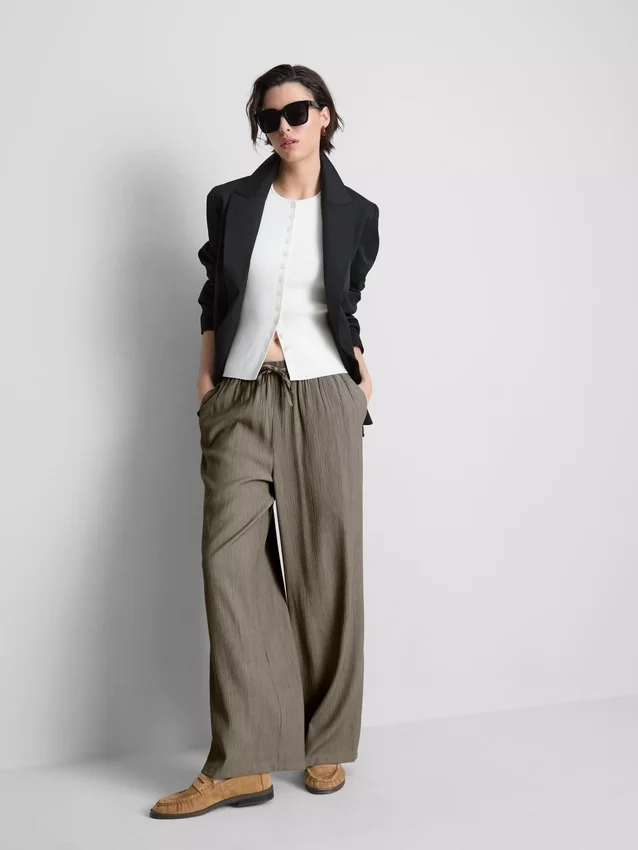 Pantalones de pierna ancha con textura arrugada