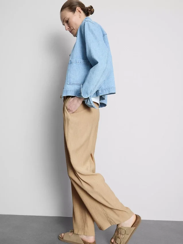Pantalones de pierna ancha con textura arrugada