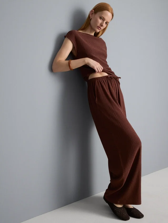 Pantalones de pierna ancha con textura arrugada