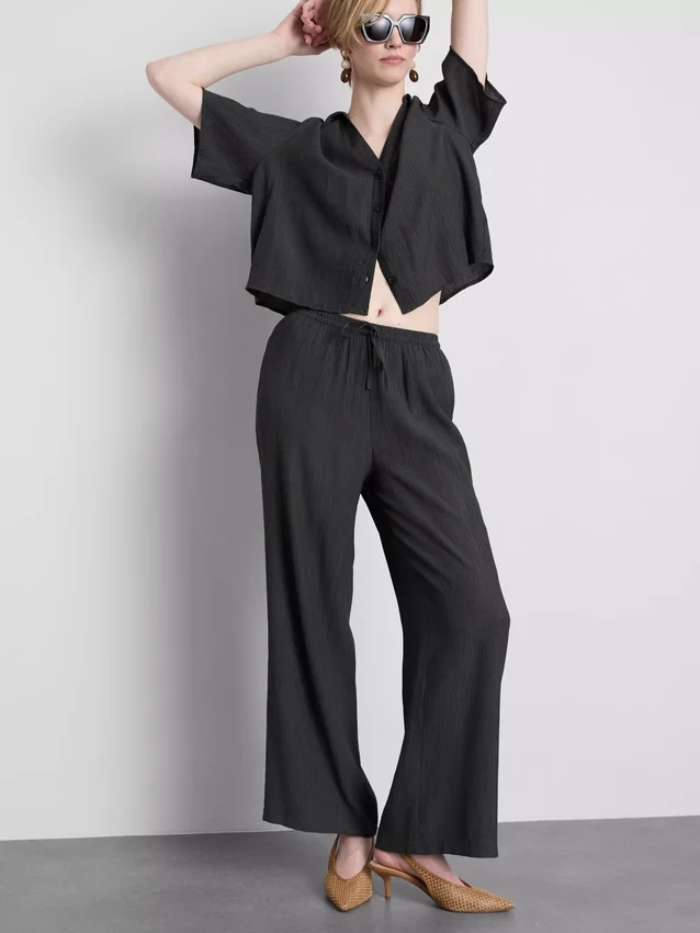 Pantalones de pierna ancha con textura arrugada