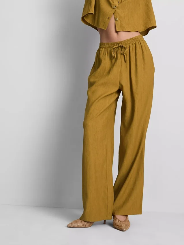 Pantalones de pierna ancha con textura arrugada
