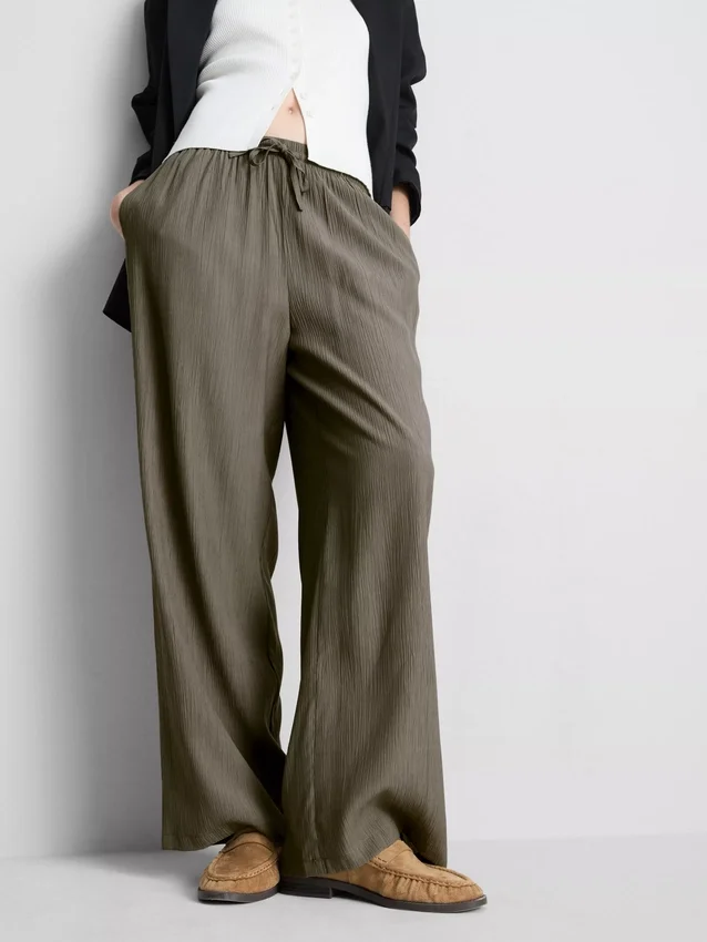 Pantalones de pierna ancha con textura arrugada
