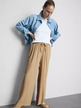 Pantalones de pierna ancha con textura arrugada