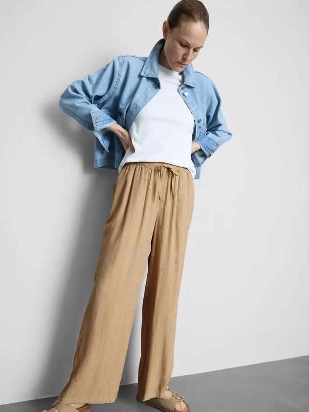 Pantalones de pierna ancha con textura arrugada
