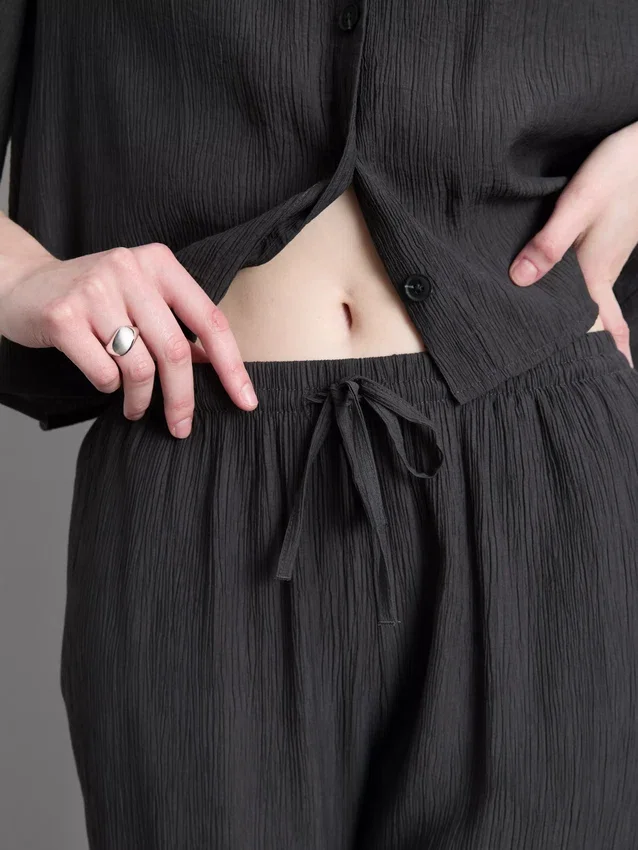 Pantalones de pierna ancha con textura arrugada