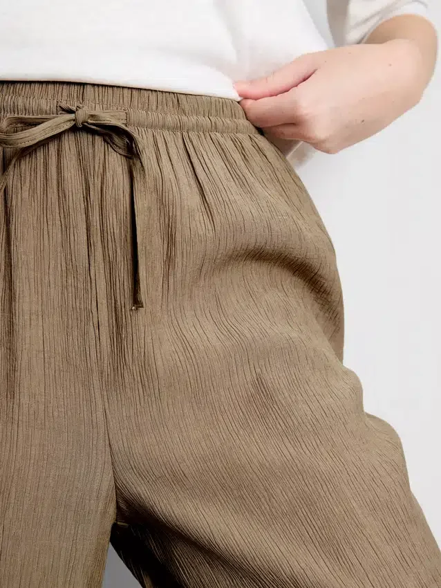 Pantalones de pierna ancha con textura arrugada
