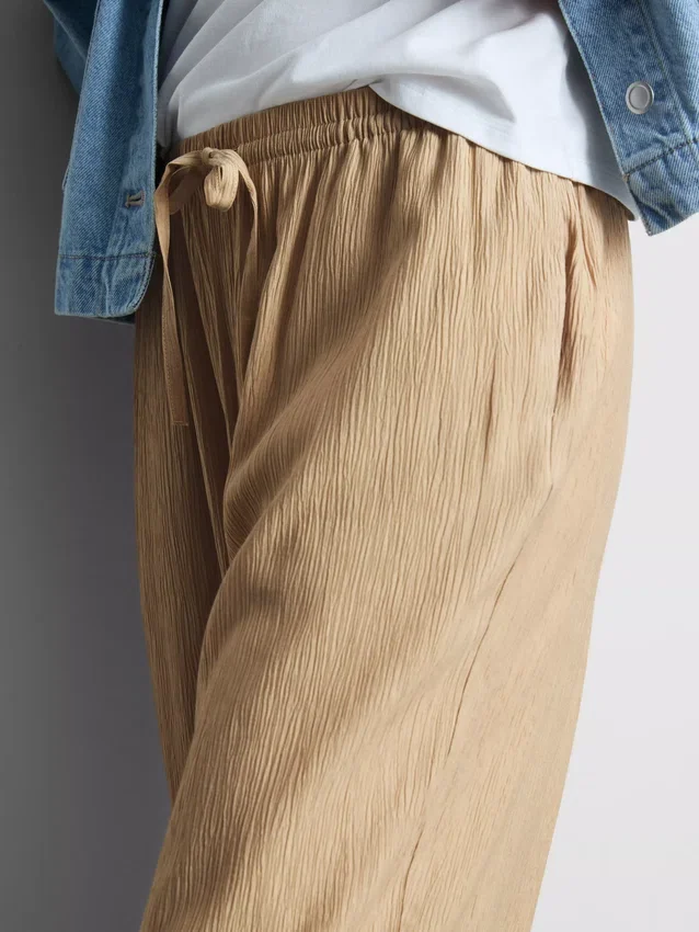 Pantalones de pierna ancha con textura arrugada