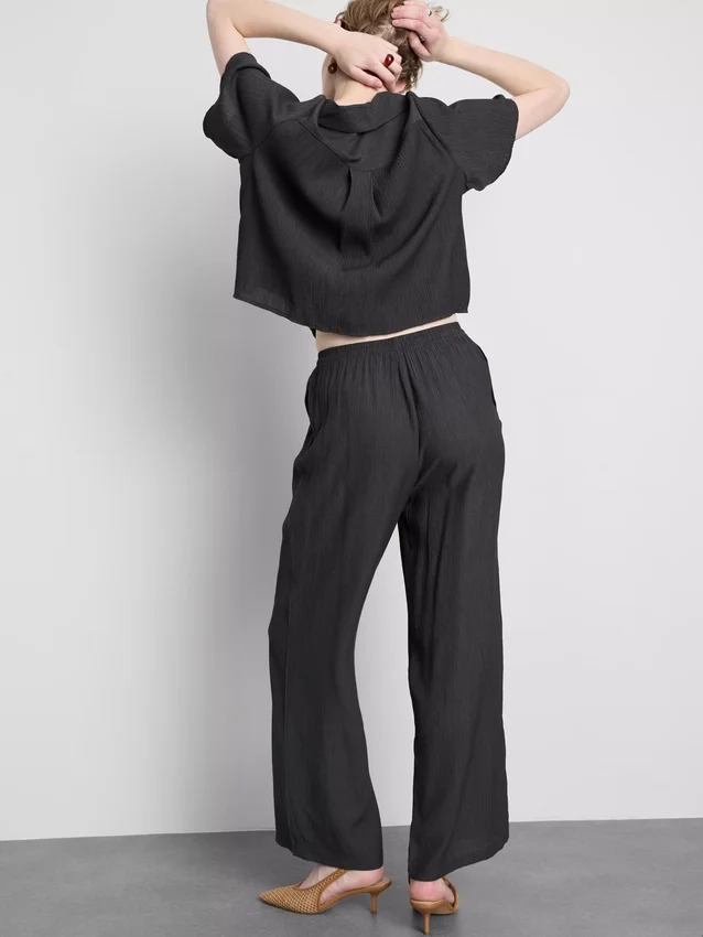 Pantalones de pierna ancha con textura arrugada