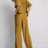 Pantalones de pierna ancha con textura arrugada