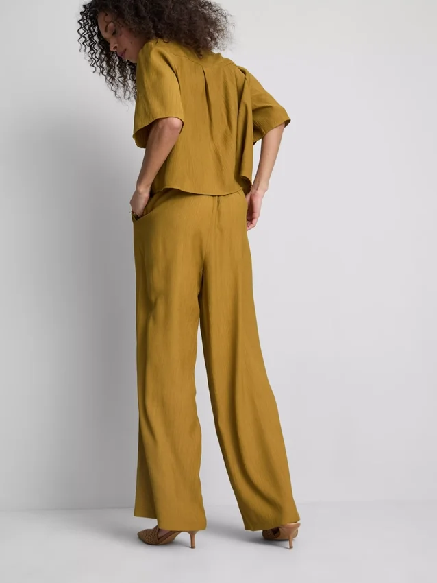 Pantalones de pierna ancha con textura arrugada