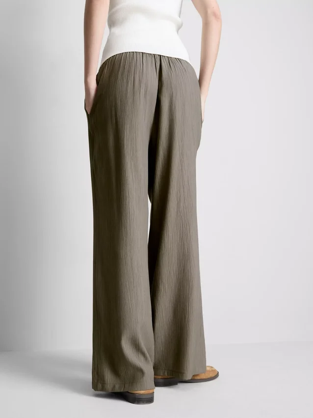 Pantalones de pierna ancha con textura arrugada