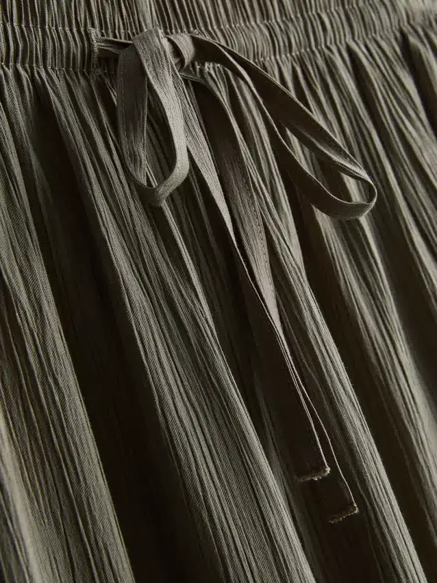 Pantalones de pierna ancha con textura arrugada
