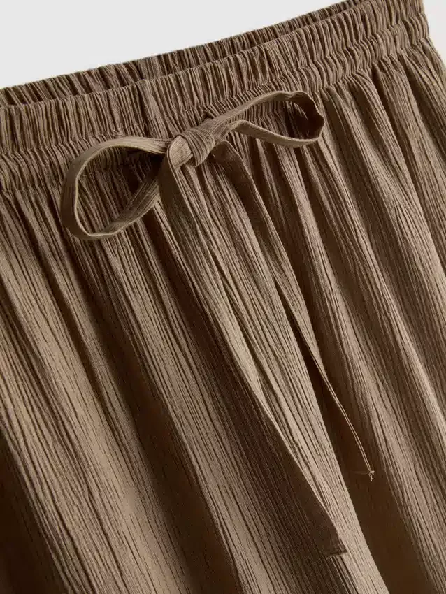 Pantalones de pierna ancha con textura arrugada