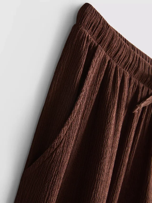 Pantalones de pierna ancha con textura arrugada