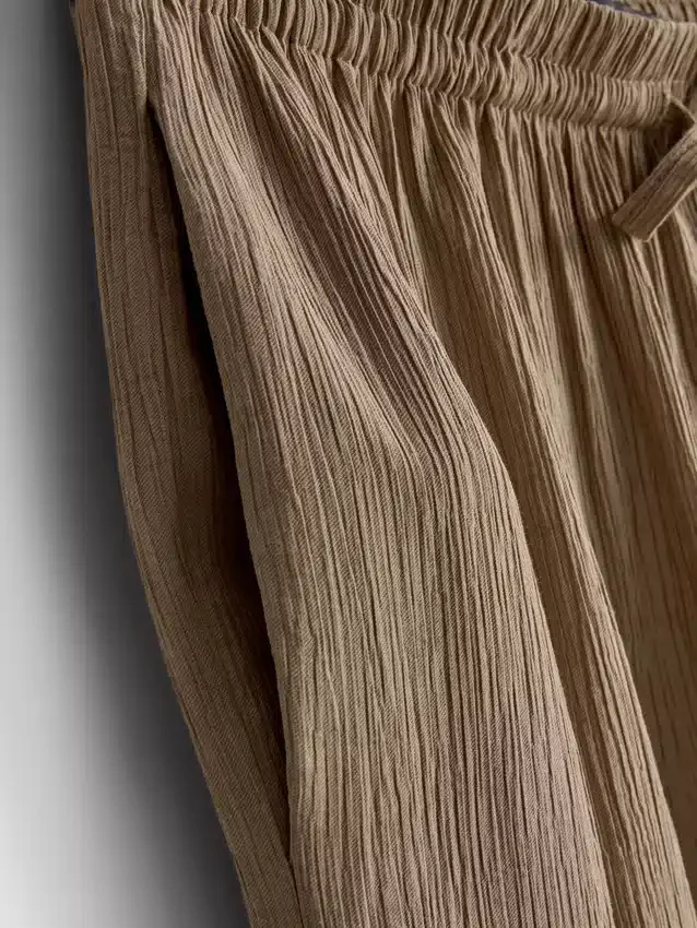 Pantalones de pierna ancha con textura arrugada