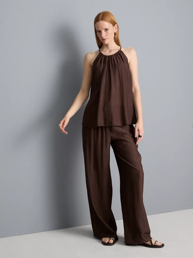 Pantalones de pierna ancha con textura y cordón
