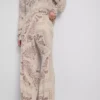 Pantalones de pierna ancha de satén arrugado de Paula Echevarría