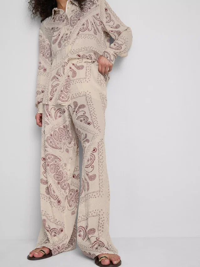 Pantalones de pierna ancha de satén arrugado de Paula Echevarría