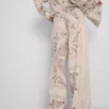 Pantalones de pierna ancha de satén arrugado de Paula Echevarría