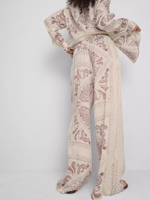 Pantalones de pierna ancha de satén arrugado de Paula Echevarría