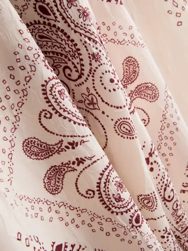 Pantalones de pierna ancha de satén arrugado de Paula Echevarría