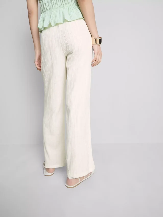 Pantalones de pierna recta arrugados