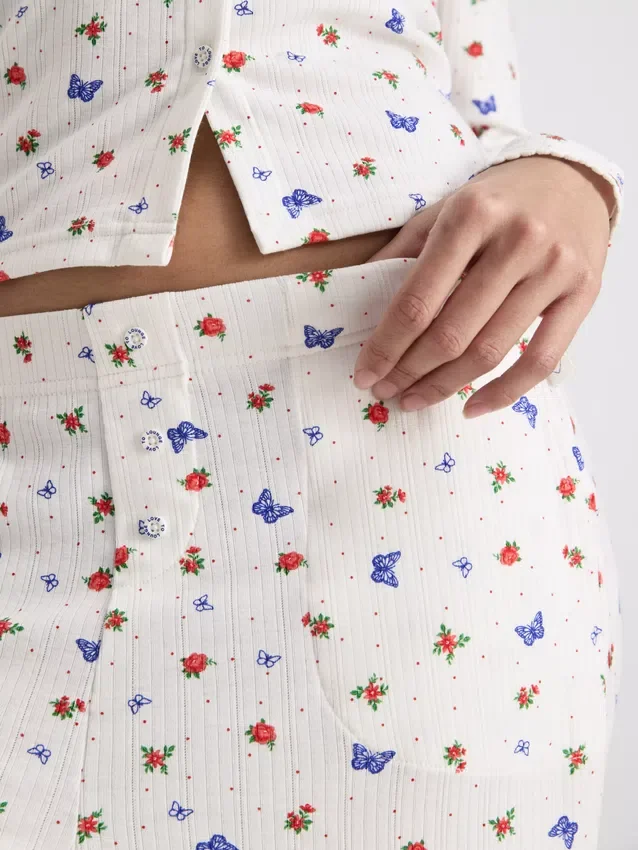 Pantalones de pijama acanalados con estampado de mariposas