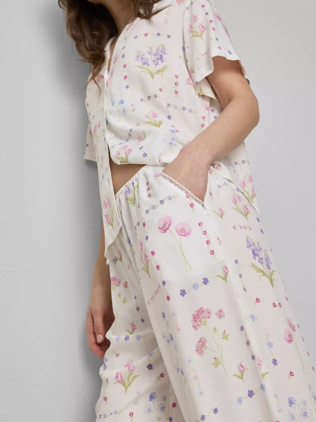 Pantalones de pijama de corte ancho con estampado floral