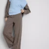 Pantalones de rayas finas de pierna ancha y tejido cepillado