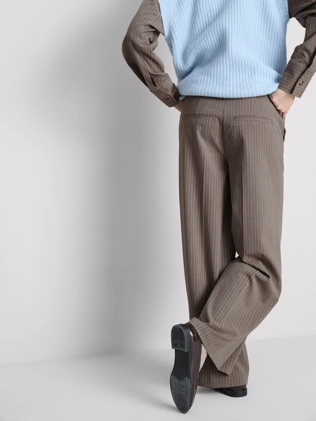 Pantalones de rayas finas de pierna ancha y tejido cepillado