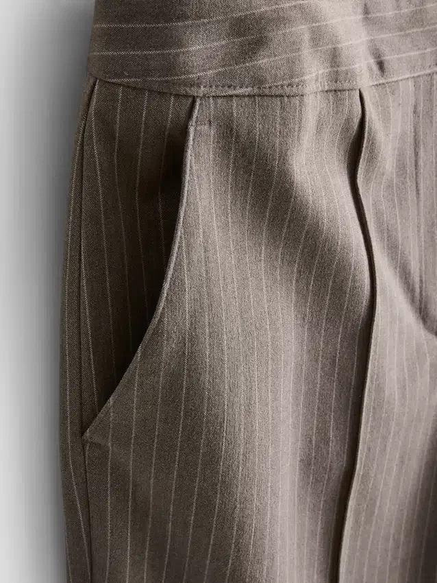 Pantalones de rayas finas de pierna ancha y tejido cepillado