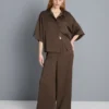 Pantalones de satén con textura y pierna recta