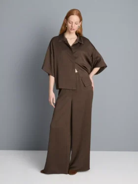Pantalones de satén con textura y pierna recta