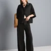 Pantalones de satén con textura y pierna recta