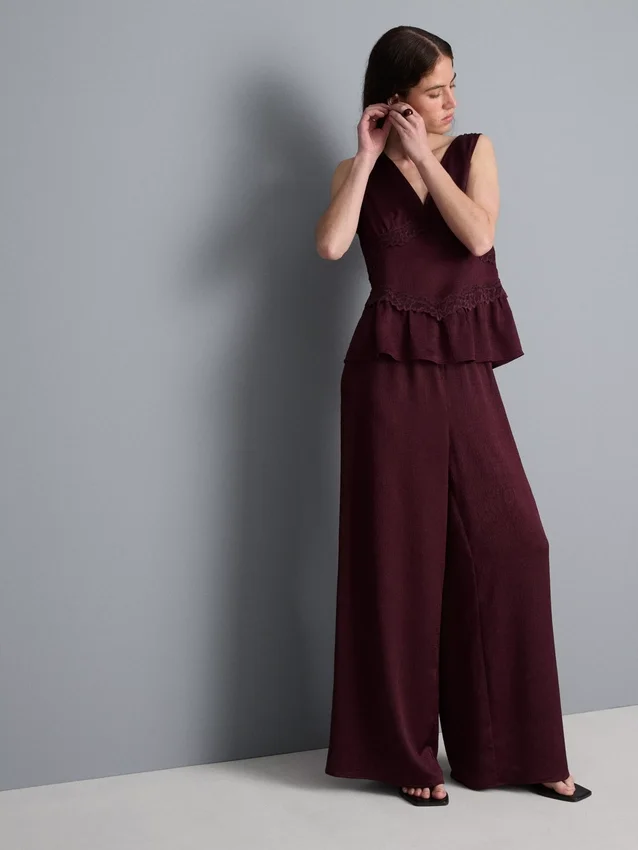 Pantalones de satén con textura y pierna recta