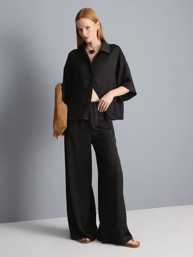 Pantalones de satén con textura y pierna recta