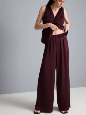 Pantalones de satén con textura y pierna recta