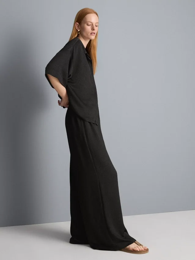 Pantalones de satén con textura y pierna recta
