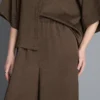 Pantalones de satén con textura y pierna recta