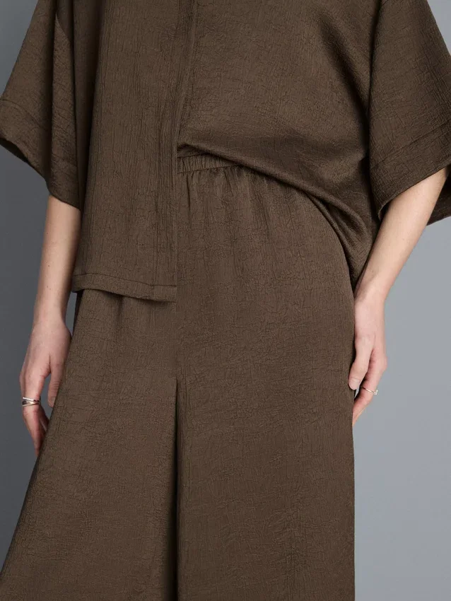 Pantalones de satén con textura y pierna recta