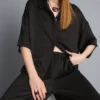Pantalones de satén con textura y pierna recta