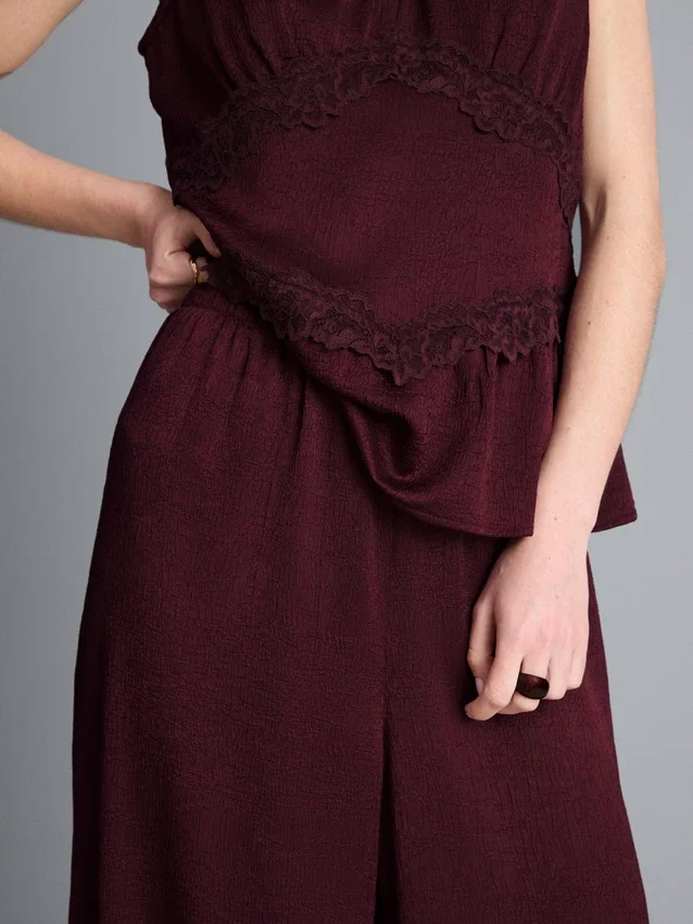 Pantalones de satén con textura y pierna recta
