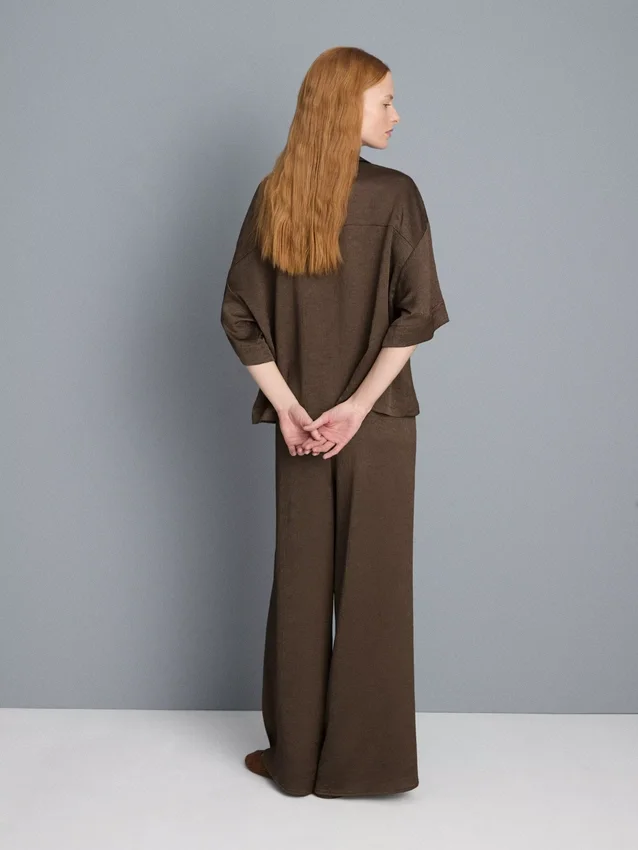 Pantalones de satén con textura y pierna recta