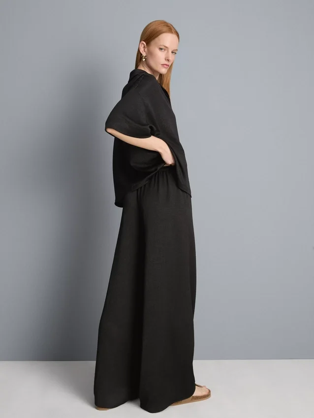Pantalones de satén con textura y pierna recta