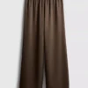 Pantalones de satén con textura y pierna recta