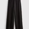 Pantalones de satén con textura y pierna recta