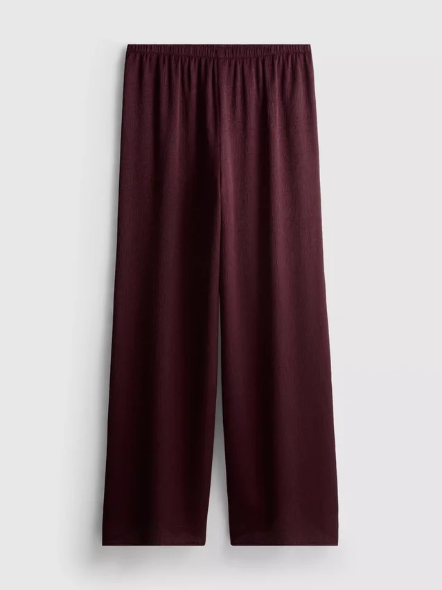 Pantalones de satén con textura y pierna recta