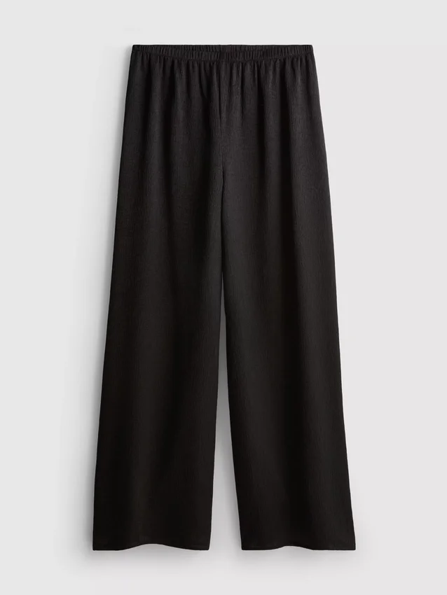 Pantalones de satén con textura y pierna recta