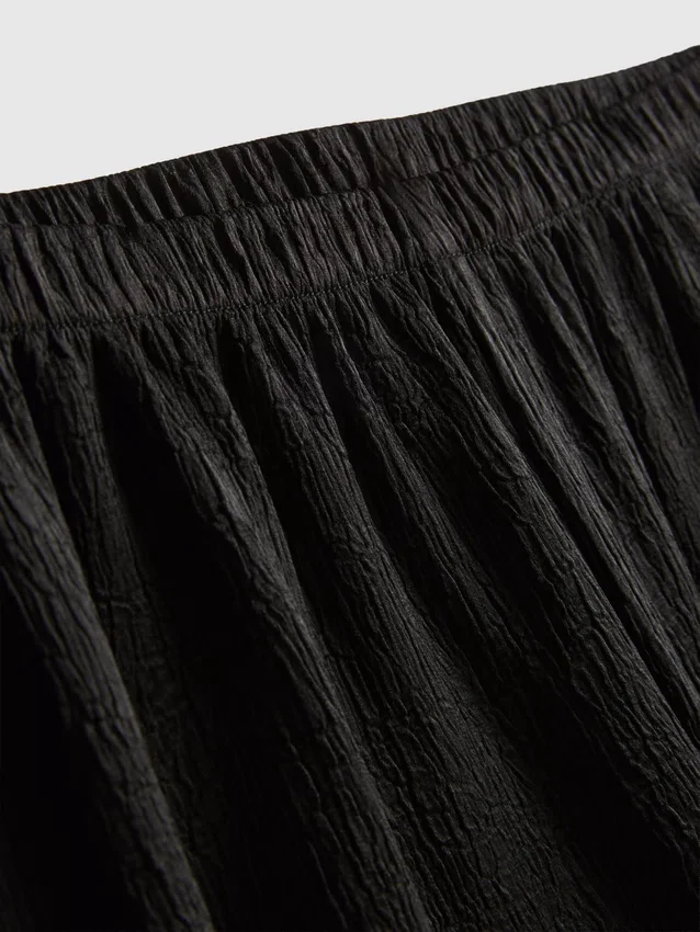 Pantalones de satén con textura y pierna recta