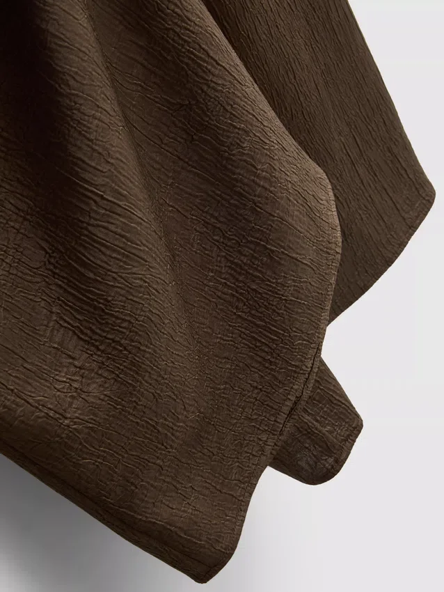 Pantalones de satén con textura y pierna recta